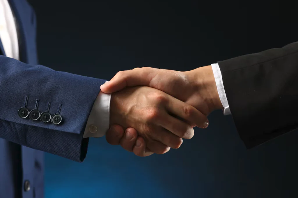 Acuerdo profesional entre empresas para servicios de formación bonificada FUNDAE y gestión de riesgos empresariales.